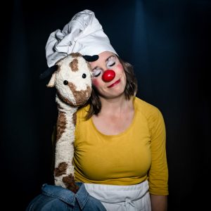 Heike Laub als Kinderclown Fluxi mit Stoffpuppe Jose