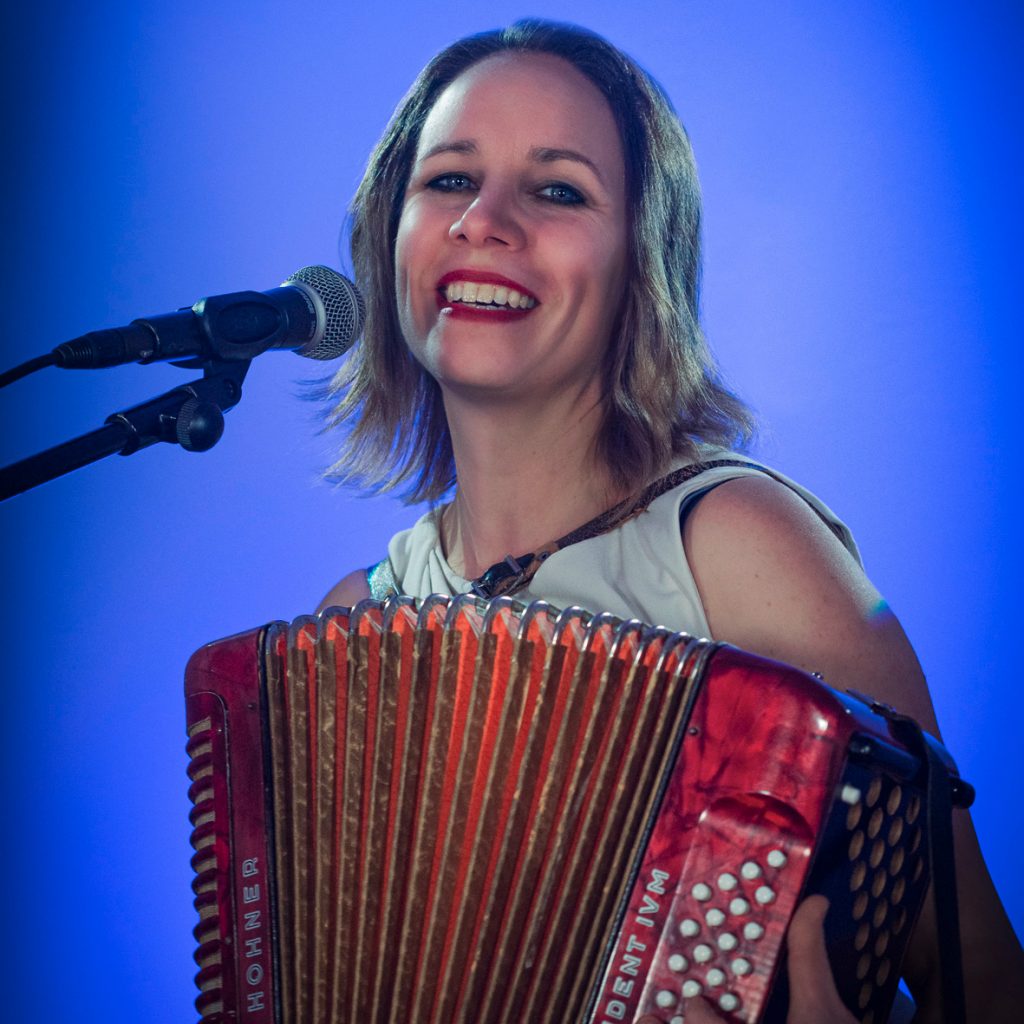 Heike Laub, Sängerin und Schauspielerin mit Akkordeon